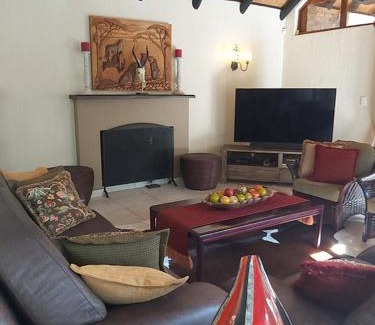 Hazyview Villa | Dreamy 3 bedroom villa on the edge of the Sabie River in Kruger Park Lodge
