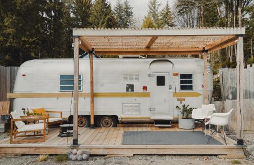 Gibsons Otro | Dreamy Airstream Hideaway with Hot Tub