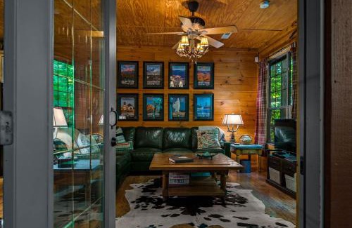 Townsend Casa | Dreamy Cabin & Outdoor Oasis! Mins to Nat'l Park!