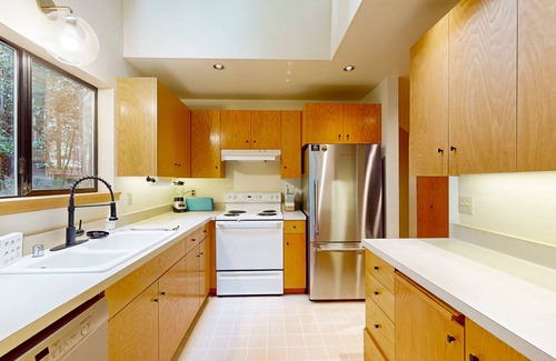 Anchor Bay Casa | Dreamy Chalet Style House in the Forest With Large Deck, Near Beach - 1 Dog Okay