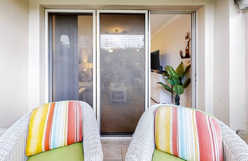 Downtown Dunedin Condominio | Dreamy Condo W/ Shared Pool, High-Speed WiFi, Private Patio, & Great Location!