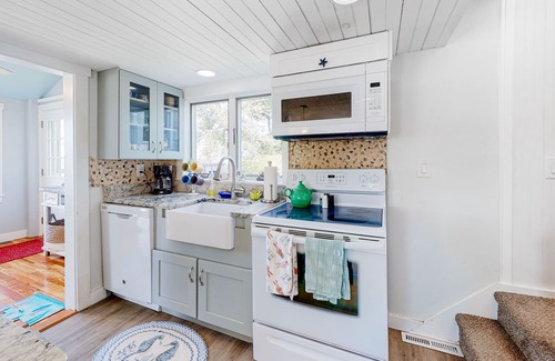 Ipswich Casa | Dreamy escape on the water with rocky beach,fire pit and outdoor seating