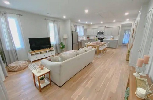 East Memphis Casa | Dreamy Getaway 2br|2ba, Relaxing Backyard w/ Mural