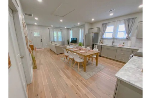 East Memphis Casa | Dreamy Getaway 2br|2ba, Relaxing Backyard w/ Mural