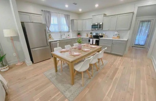 East Memphis Casa | Dreamy Getaway 2br|2ba, Relaxing Backyard w/ Mural