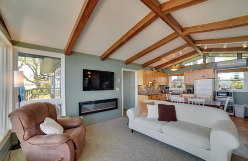 Arlington Cabina | Dreamy Lake Poinsett Cabin w/ Deck, Dock & Views!
