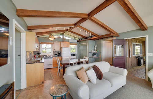 Arlington Cabina | Dreamy Lake Poinsett Cabin w/ Deck, Dock & Views!