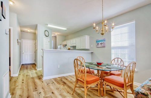 Sunset Beach Condominio | Dreamy lakefront condo near the beach with WiFi, private patio & shared pool
