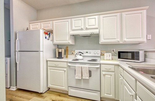 Sunset Beach Condominio | Dreamy lakefront condo near the beach with WiFi, private patio & shared pool