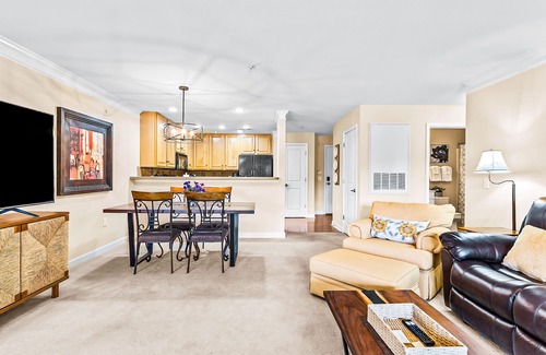 Calabash Condominio | Dreamy lakefront escape on 18th fairway with pools, tennis, & elevator
