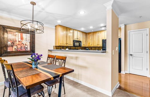 Calabash Condominio | Dreamy lakefront escape on 18th fairway with pools, tennis, & elevator
