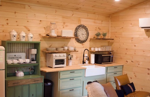 Newport Cabina | Dreamy Lakeside Treehouse Hideaway/Cabin for Couples