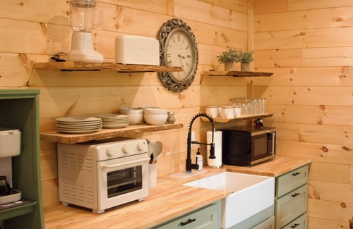 Newport Cabina | Dreamy Lakeside Treehouse Hideaway/Cabin for Couples