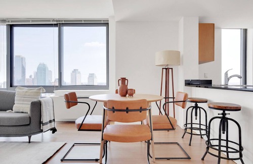 Hunters Point Apartamento | Dreamy LIC 2BR w/ W/D, Elevator & Doorman, near East River, by Blueground