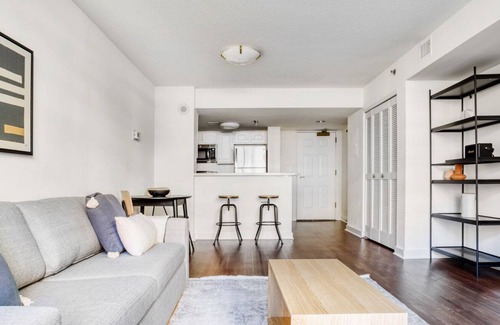 Penn Quarter Apartamento | Dreamy Penn Quarter 1BR w/ W/D & Gym, 2 blocks to Metro, by Blueground