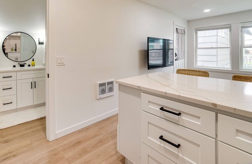 Alki Cabaña | Dreamy Puget Sound Vacation Rental: Steps to Bay!