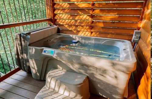 Millersburg Cabina | Dreamy Treehouse Getaway with Hot Tub