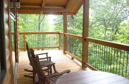 Millersburg Cabina | Dreamy Treehouse Getaway with Hot Tub