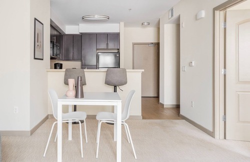 Contra Costa Centre Apartamento | Dreamy Walnut Creek 1BR w/ On-Site Restaurants, nr I-680, by Blueground