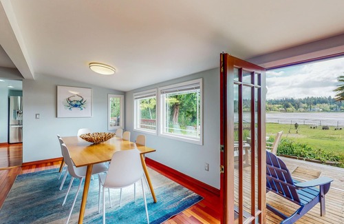Burley Casa | Dreamy waterfront haven with beach, pond, trails, kayaks, hot tub & shuffleboard