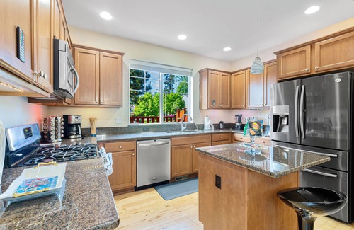 Martha Lake Casa | DREAMZ VILLA: Spacious and cozy House