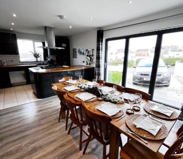 Colinton Casa | Dreghorn House 5 b-rooms 9 beds 3 toilets 2 showers,1 bath 2 receiption Secure free Parking 233 Wifi