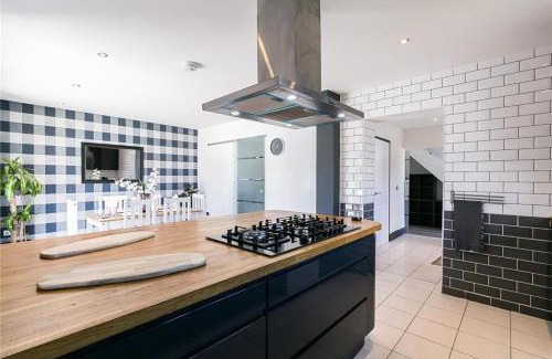 Colinton Casa | Dreghorn House 5 b-rooms 9 beds 3 toilets 2 showers,1 bath 2 receiption Secure free Parking 233 Wifi