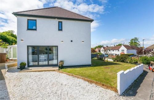 Colinton Casa | Dreghorn House 5 b-rooms 9 beds 3 toilets 2 showers,1 bath 2 receiption Secure free Parking 233 Wifi