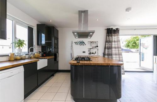 Colinton Casa | Dreghorn House 5 b-rooms 9 beds 3 toilets 2 showers,1 bath 2 receiption Secure free Parking 233 Wifi