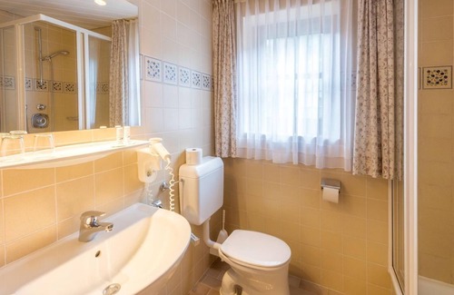 Huettschlag Hotel | Dreibettzimmer "edelweiss" ab 6 ÜN Sommer - Hotel Almrösl