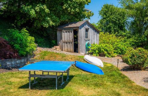 Geneva Casa | Drift Away Hot Tub Kayaks Lakefront & Games