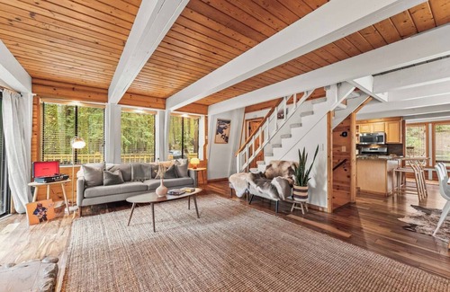 Tahoe Pines Cabina | Drifthaus | Beach & Pier Access!