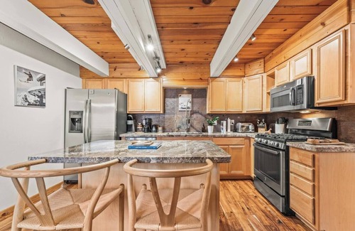 Tahoe Pines Cabina | Drifthaus | Beach & Pier Access!