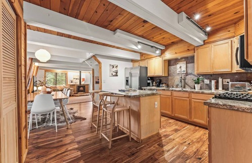 Tahoe Pines Cabina | Drifthaus | Beach & Pier Access!