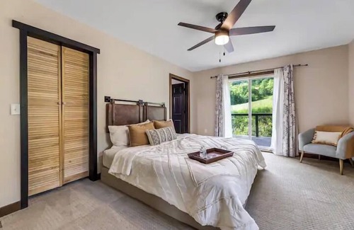 Kickapoo Casa | Driftless Cabin Getaway / HOT TUB / Sleeps 15