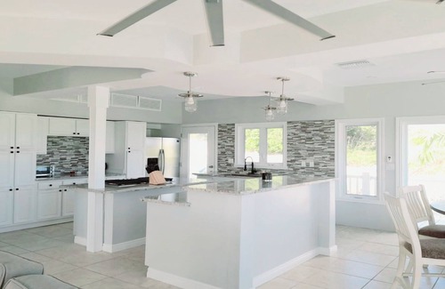 George Town Casa | Driftwood Haven ~ Car Included! Modern 3 Bedroom Home in Paradise!