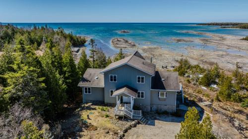 Tobermory Casa | Driftwood Luxe Lakefront Retreat - Tobermory