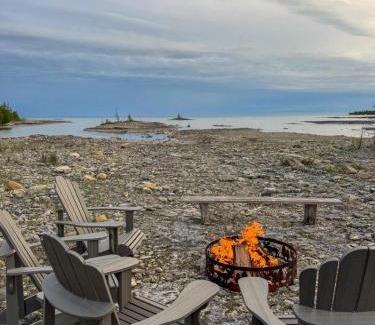 Tobermory Casa | Driftwood Luxe Lakefront Retreat - Tobermory