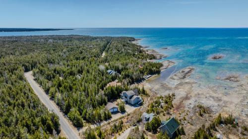 Tobermory Casa | Driftwood Luxe Lakefront Retreat - Tobermory