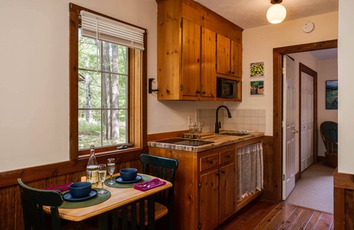 Montebello Cabina | Dripping Rock--1 King BR, Jacuzzi, Kitchenette