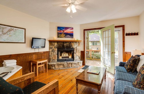 Montebello Cabina | Dripping Rock--1 King BR, Jacuzzi, Kitchenette