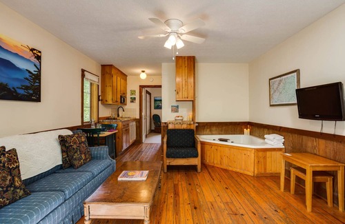 Montebello Cabina | Dripping Rock--1 King BR, Jacuzzi, Kitchenette