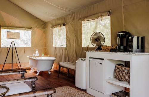 Hays County Condominio | Dripping Springs Homestead - Safari Tent + Recreational Pavilion