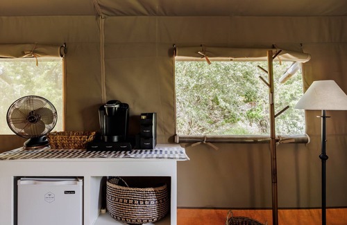 Hays County Condominio | Dripping Springs Homestead - Safari Tent + Recreational Pavilion