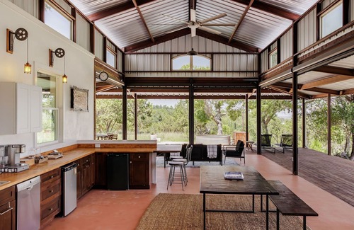 Hays County Condominio | Dripping Springs Homestead - Safari Tent + Recreational Pavilion