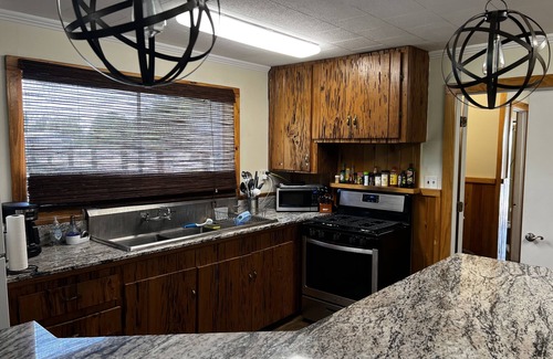Venice Alquiler De Eote | Drive up & park 6 ft from this clean, equipped houseboat in Cypress Cove Marina
