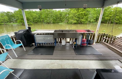Venice Alquiler De Eote | Drive up & park 6 ft from this clean, equipped houseboat in Cypress Cove Marina
