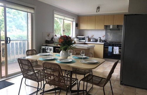Dromana Casa | Dromana Seabreeze is a 3 minute drive to the beach and wineries