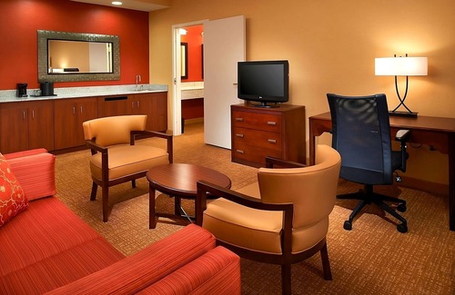 West Dundee Complejo | Drop by Santa's Village! Pool, Offers FREE Parking, Pet-Friendly Property!