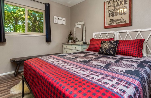 Jay Cabina | Drowning Creek Cabin & Bunkhouse ~ Sleeps 12